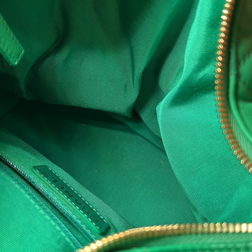 AUTHENTIC Chanel Hobo bag in vibrant Green - Picture 3 of 8